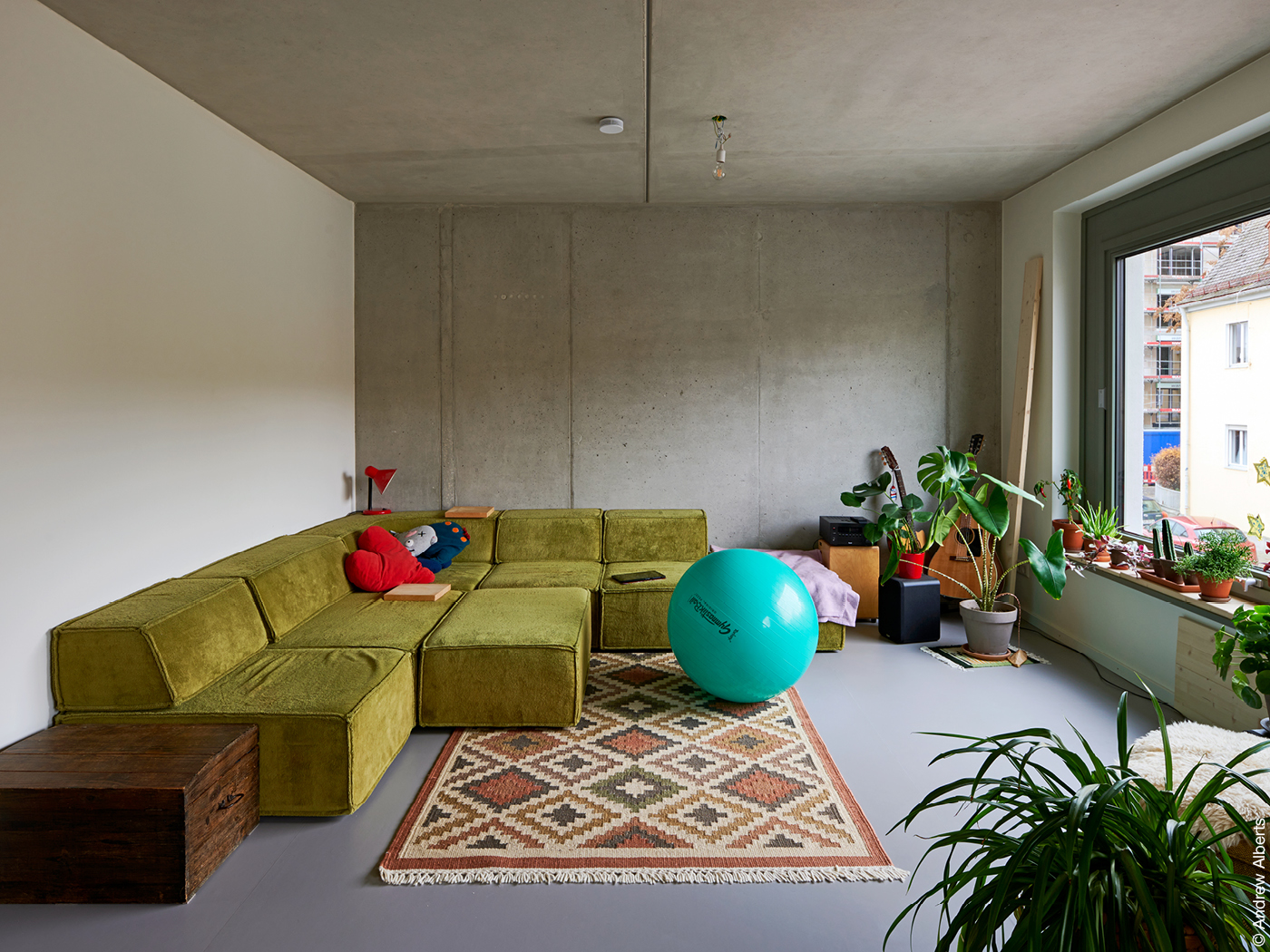 Gemeinschaftsraum mit grünem Sofa in der Spiegelfabrik in Fürth