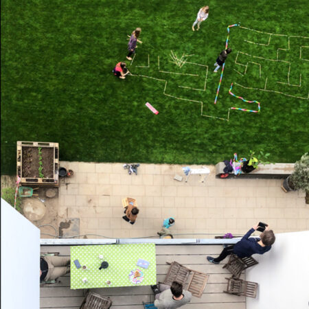 Blick vom Balkon auf die Terrasse und Garten