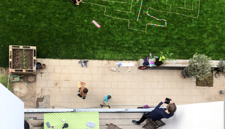 Blick vom Balkon auf die Terrasse und Garten