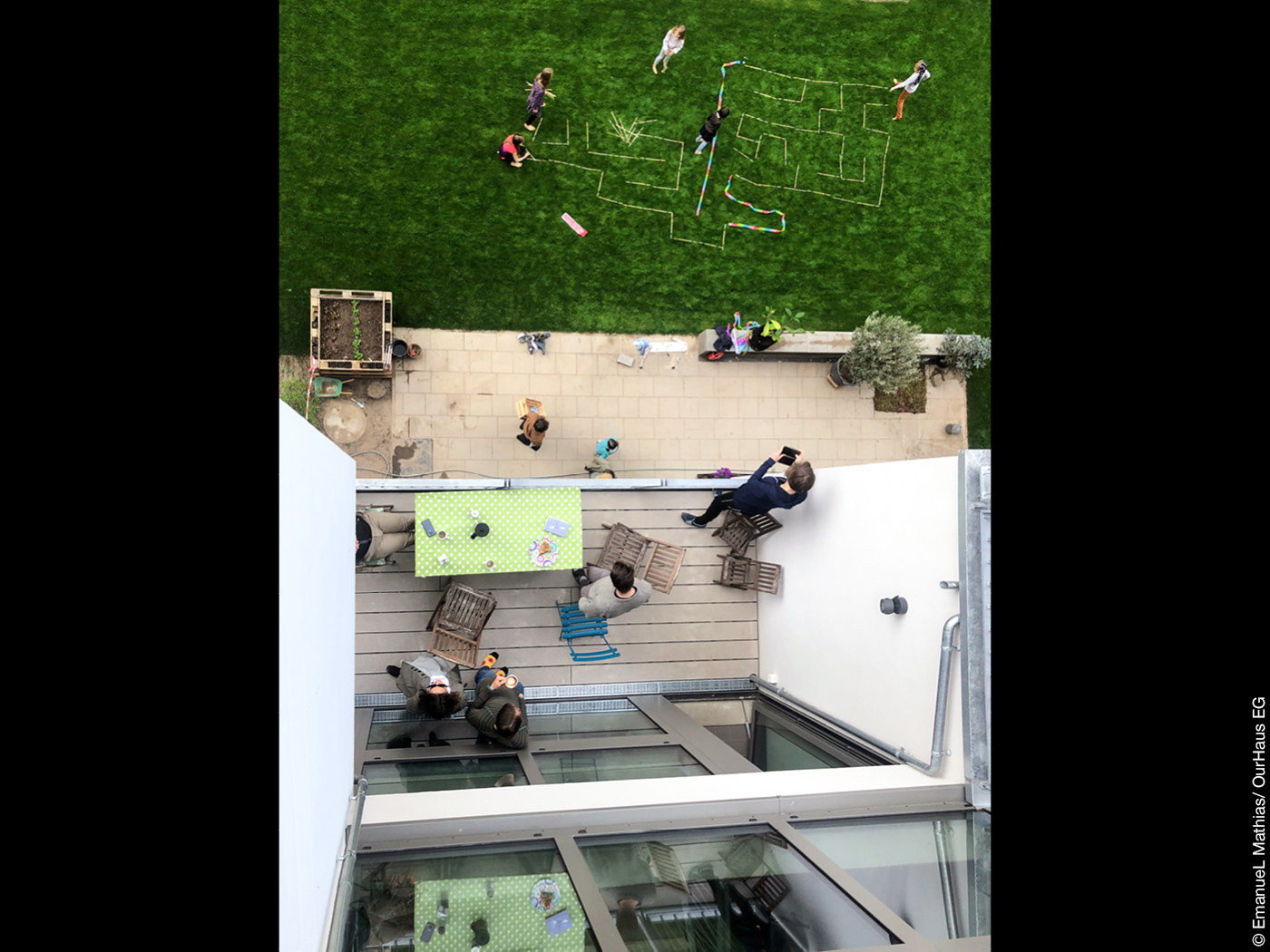 Blick vom Balkon auf die Terrasse und Garten
