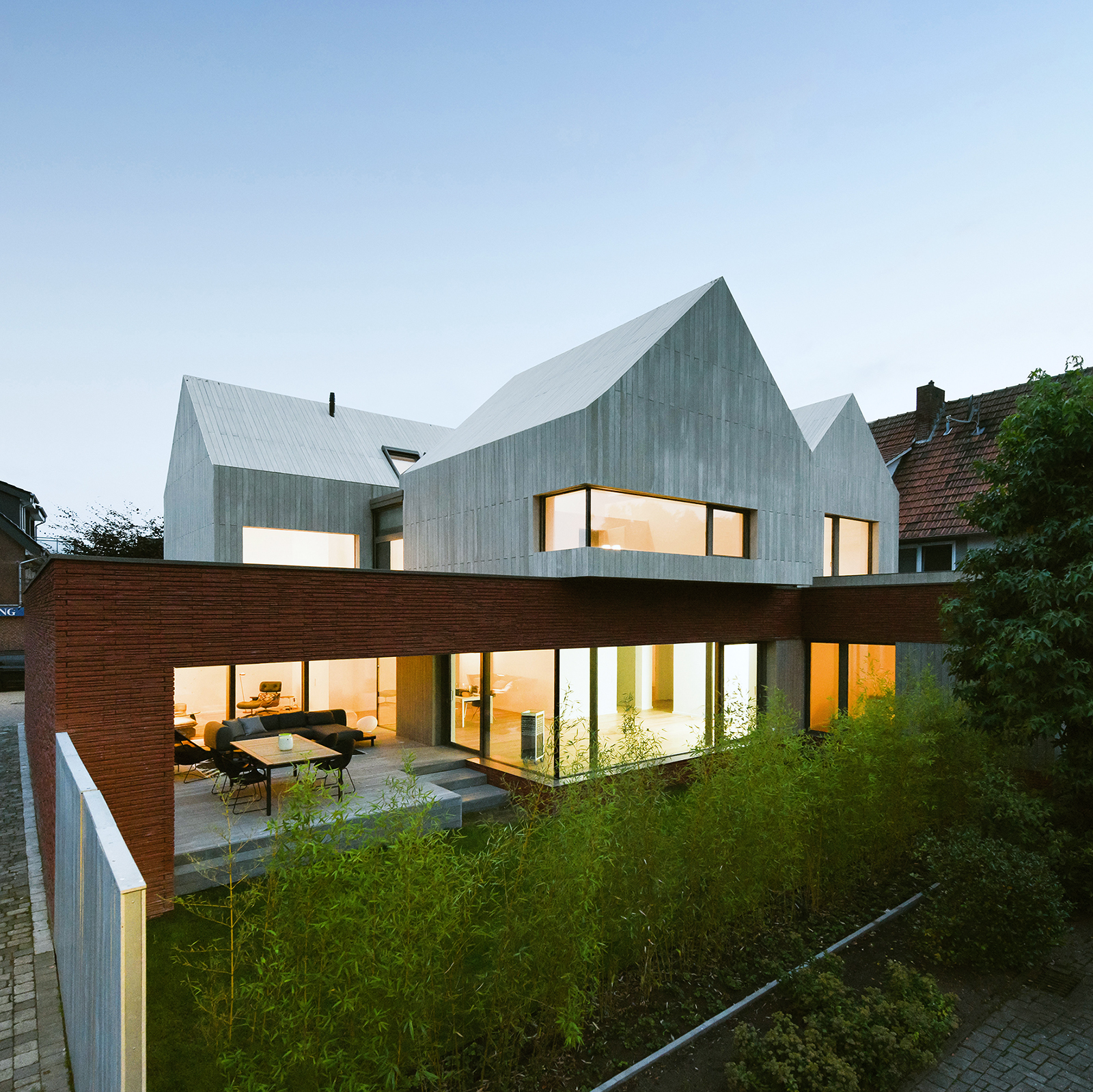 Das sogenannte „Haus aus Häusern“ in Beelen, von innen beleuchtet