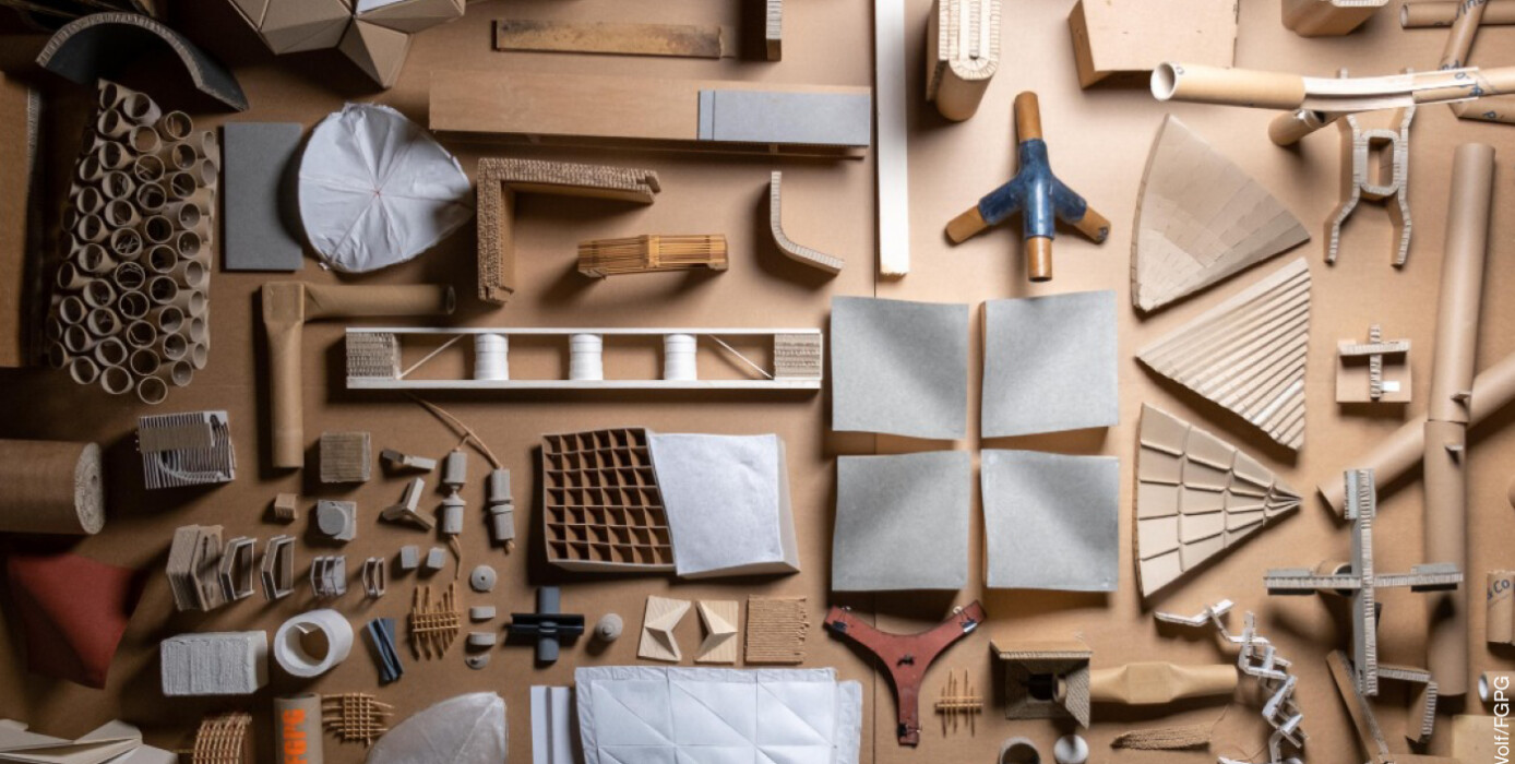 Materialien und Werkzeug für das Bauen mit Papier