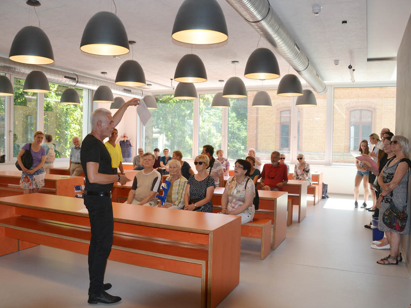 Besucher am Tag der Architektur im Neubau der Mensa des Ökumenischen Domgymnasiums Magdeburg