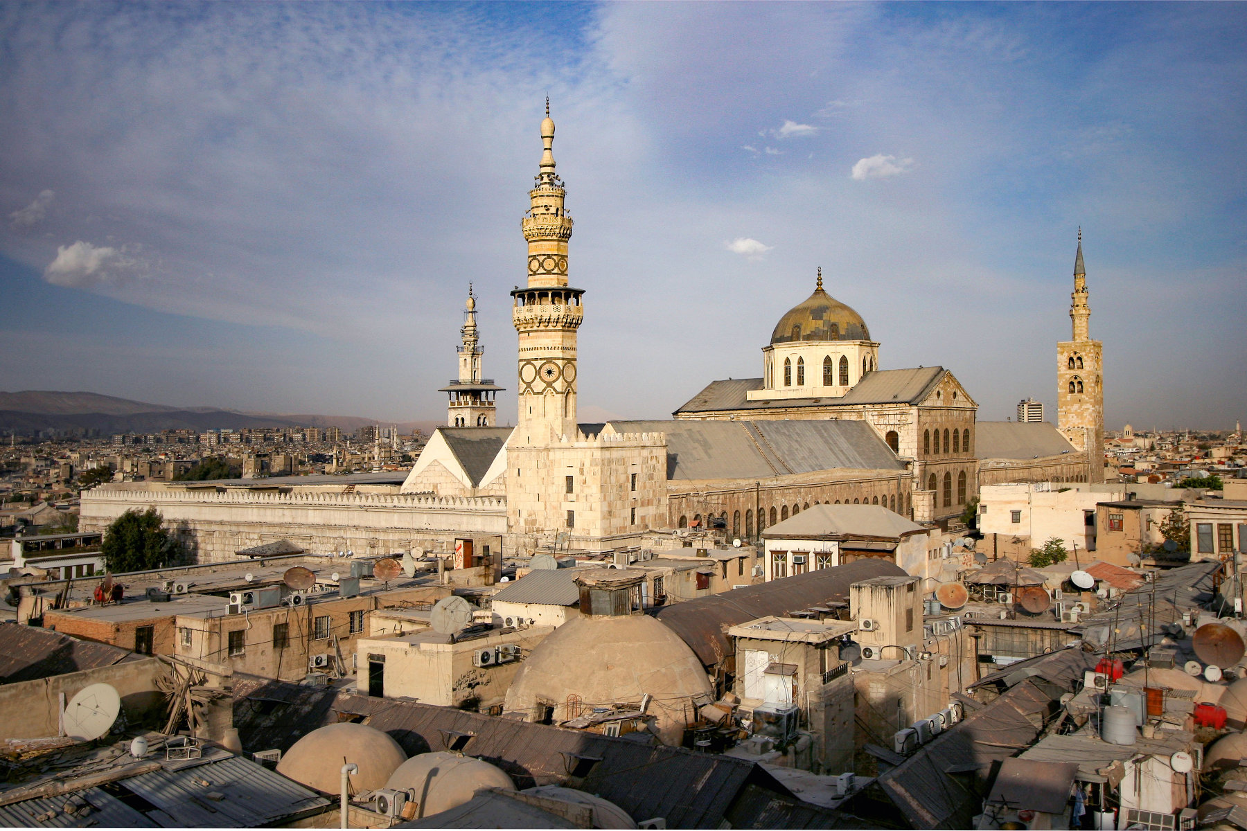 Moschee mit Minaretten über Hausdächern