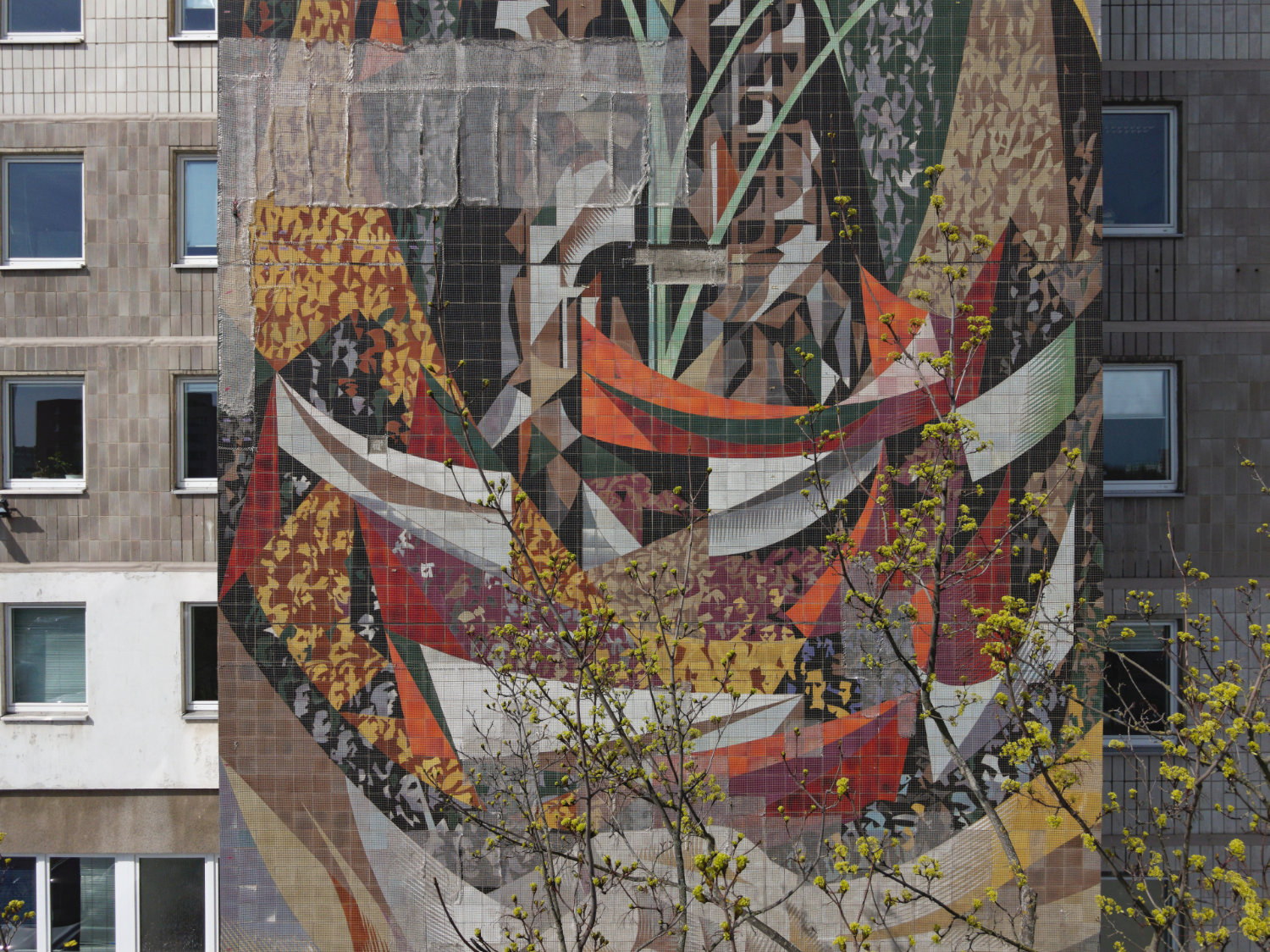 Wandmosaik von Josep Renau mit Sicherungsnetz