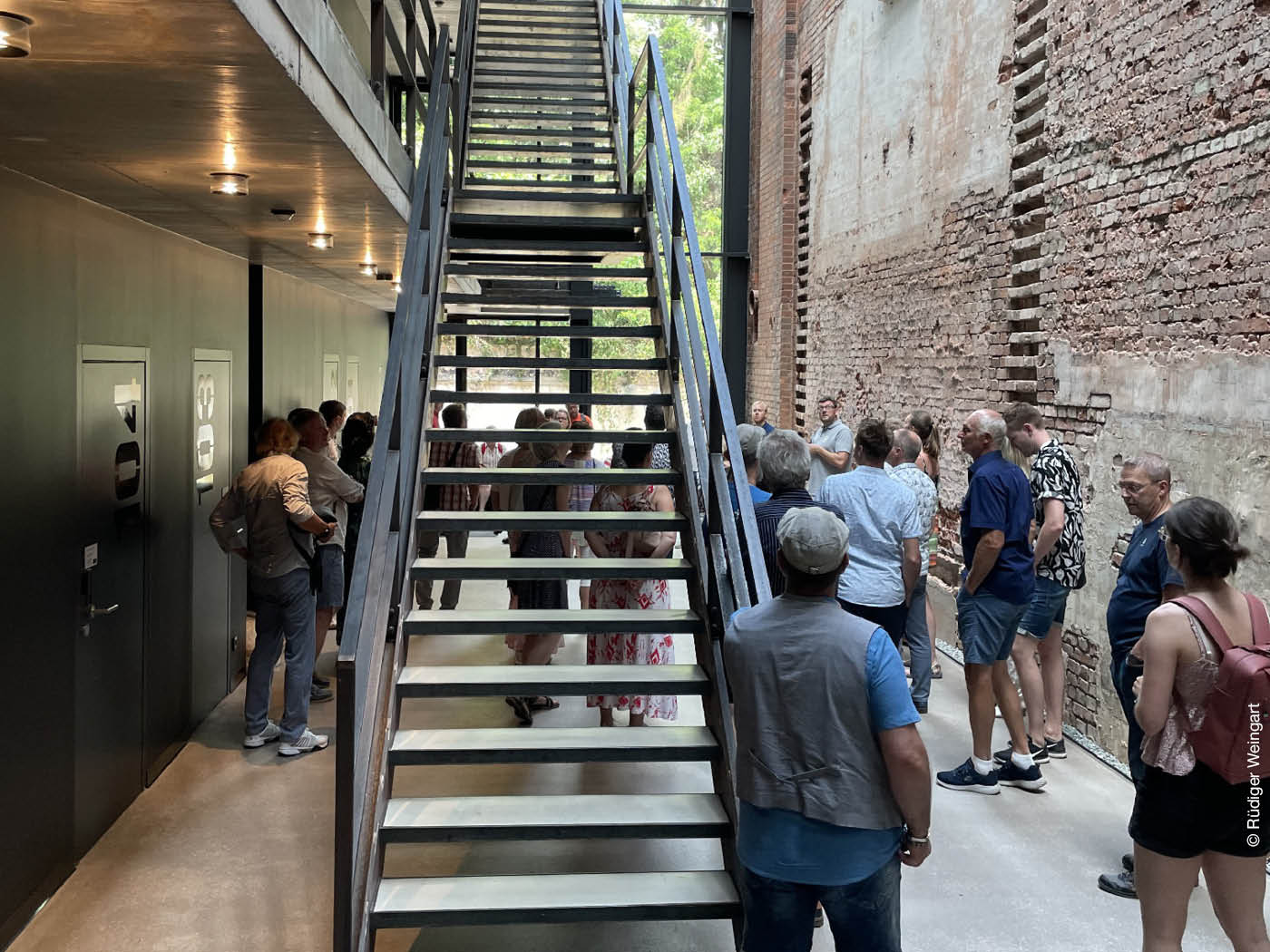 Besucher am Tag der Architektur in Treppenhaus