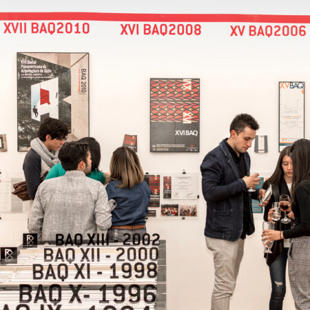 Personen in Gruppen auf der Biennale Quito