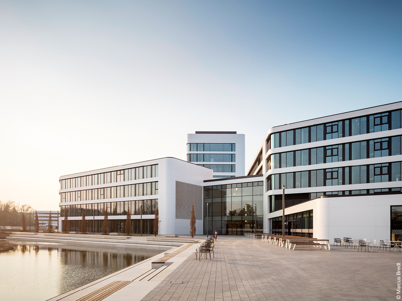 Bürogebäude von Aldi Nord mit Vorplatz und Wasserbecken