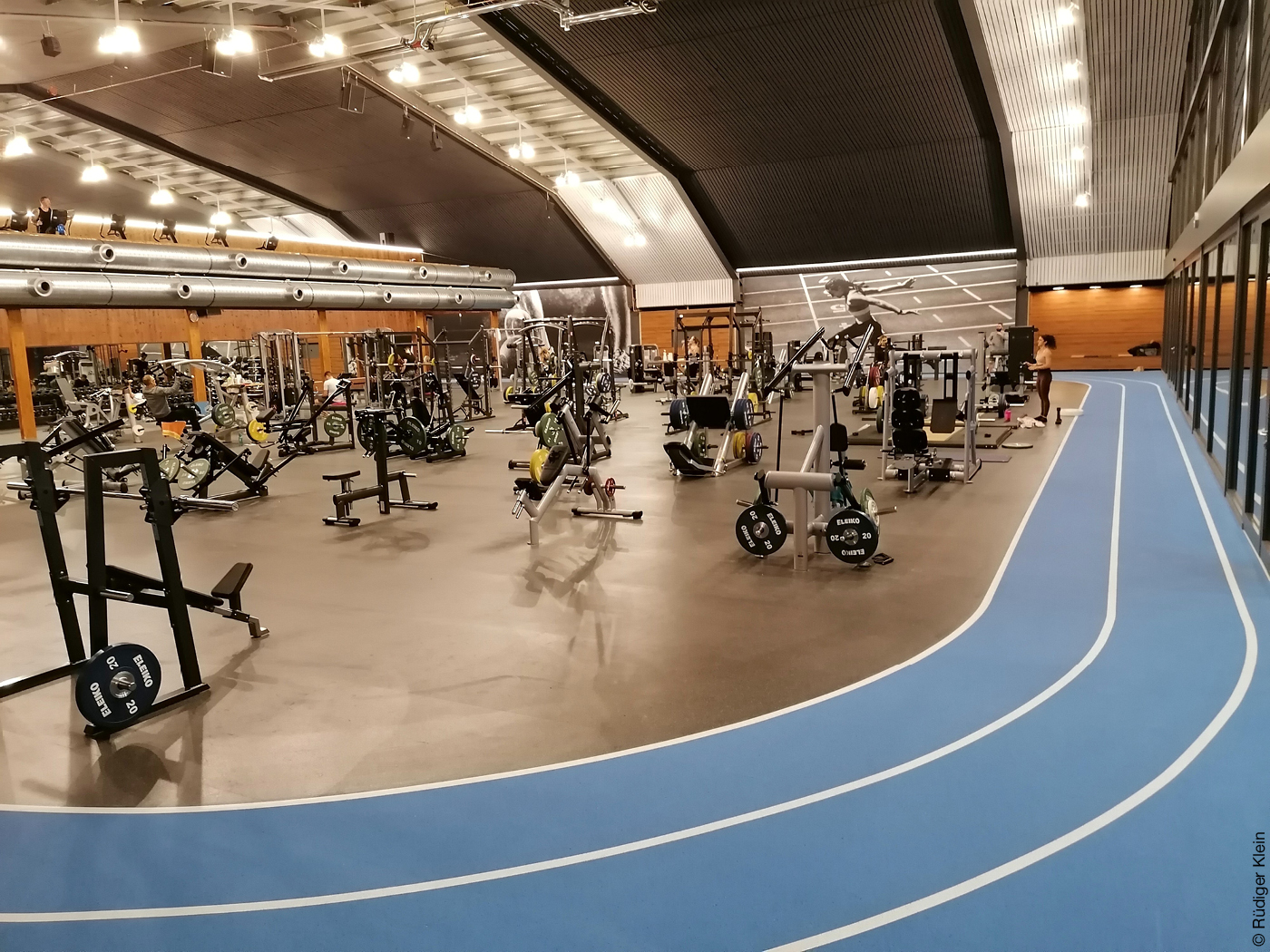 Fitnessgeräte in einer Halle