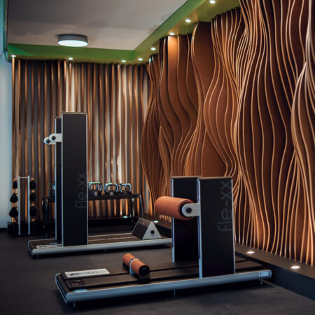 Parametrische Wand aus Holzpaneelen in Fitnessstudio