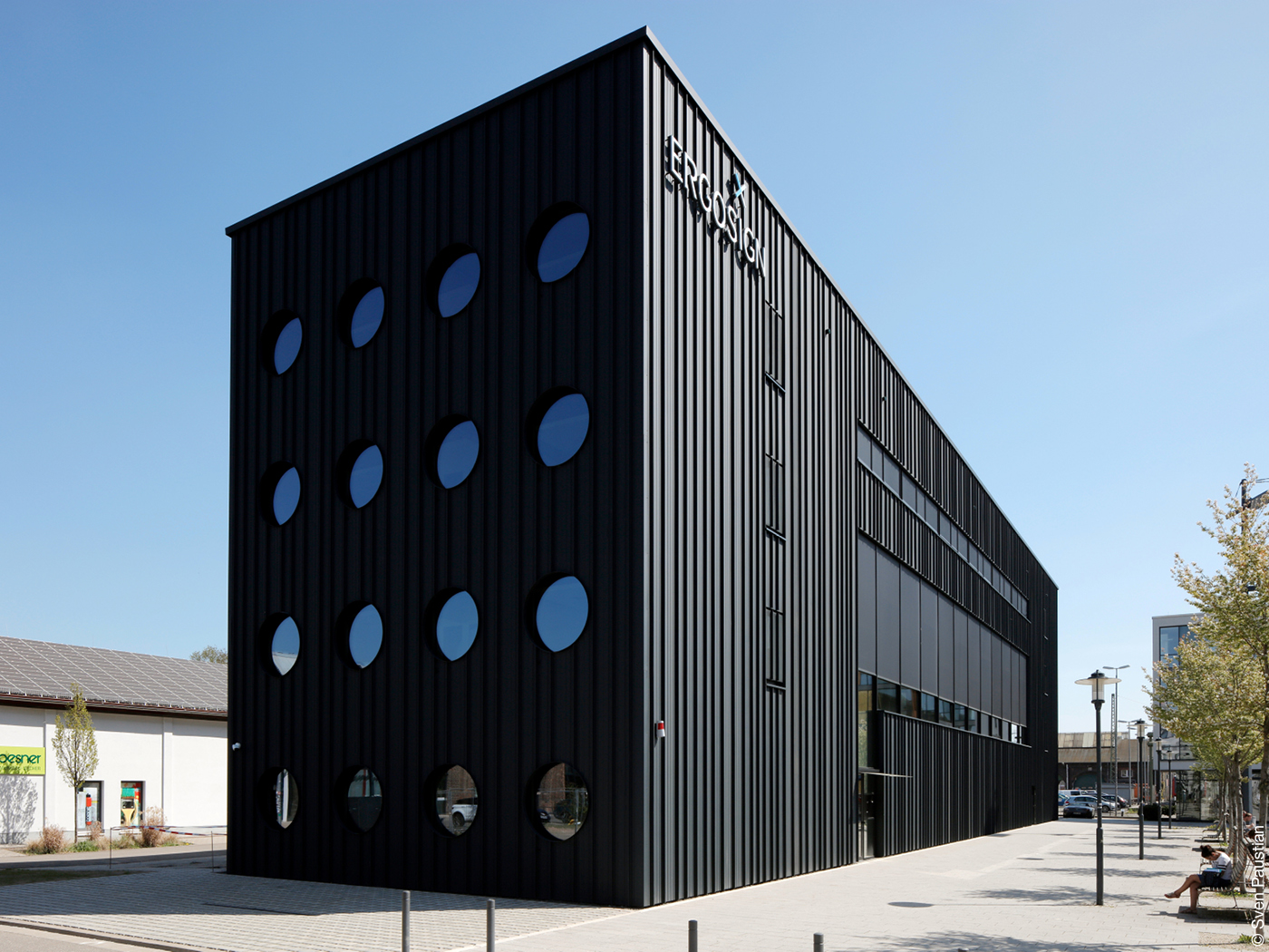 Schwarzes Bürogebäude Blackbox der Digitalagentur Ergosign