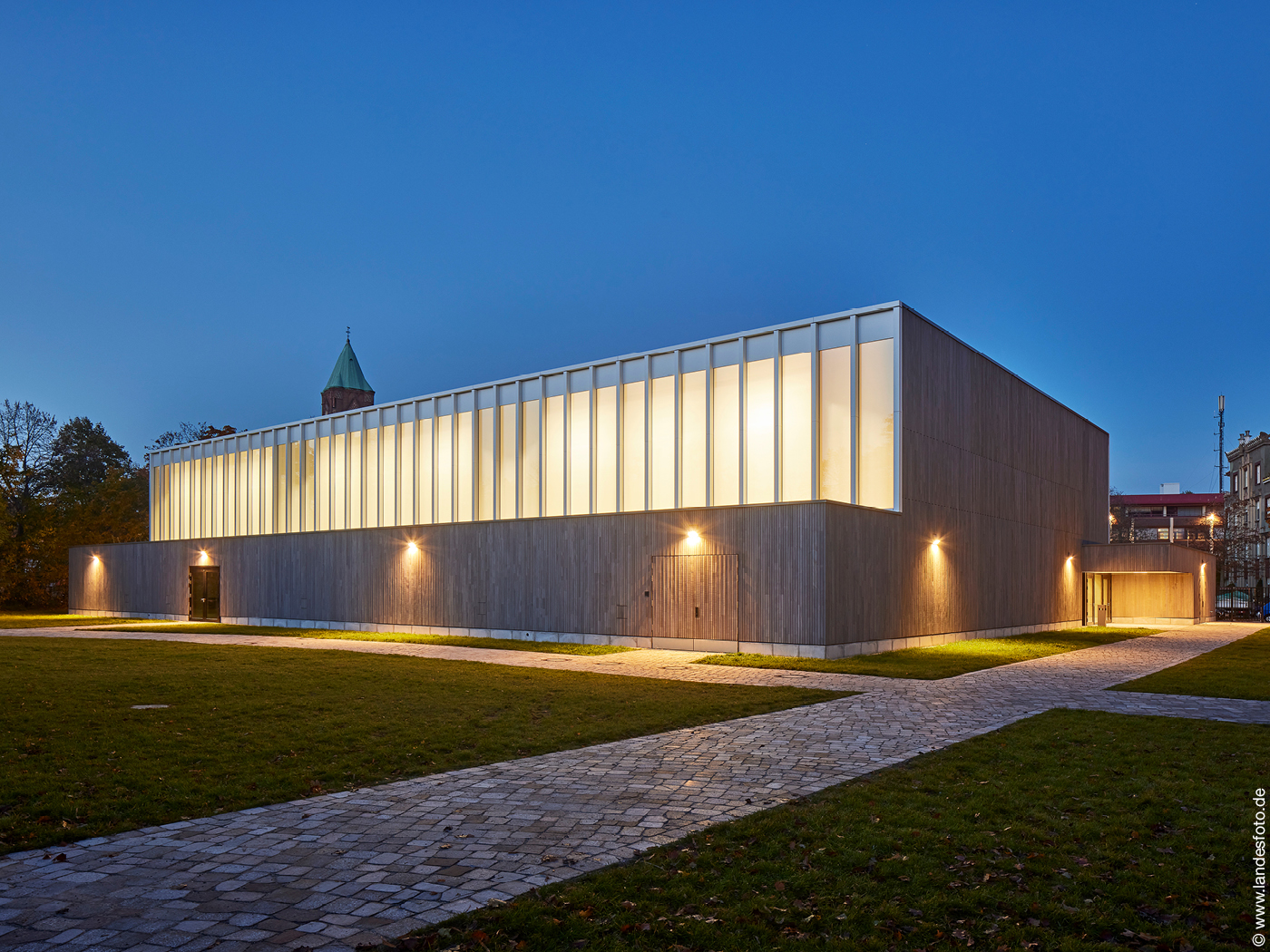 Sporthalle bei Nacht beleuchtet