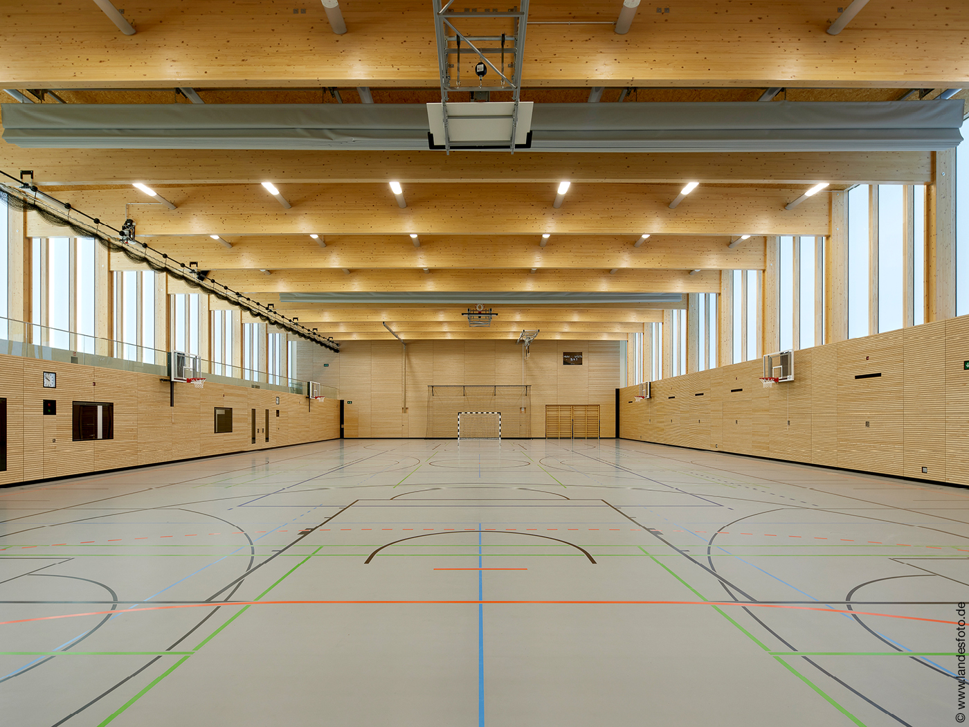 Sporthalle mit Holzdecke