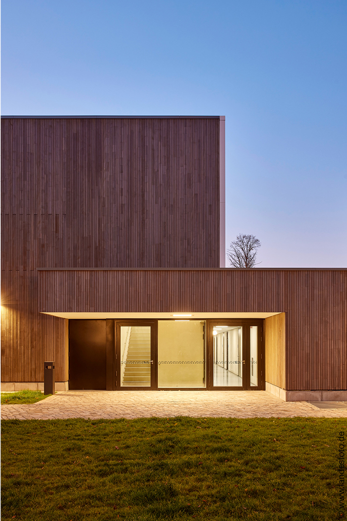 Sporthalle mit Holzfassade