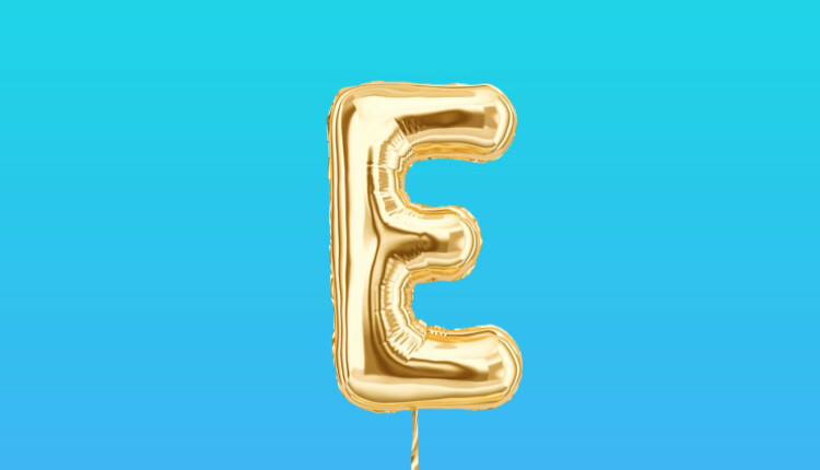 Buchstabe E als goldener Luftballon