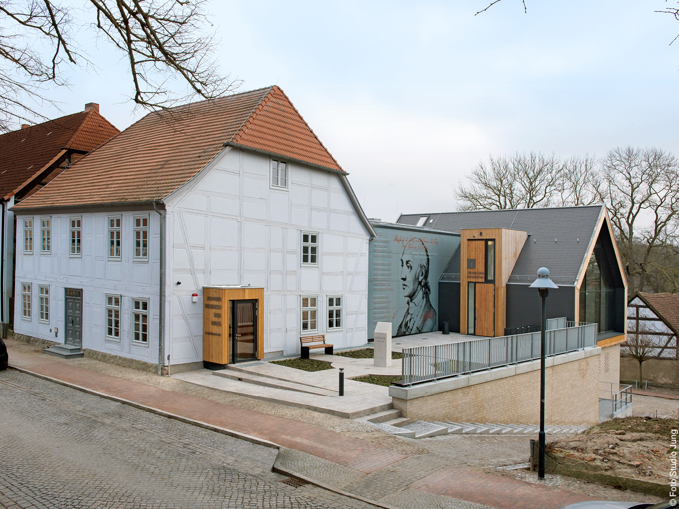 Weißes Fachwerkhaus mit modernem schwarzen Anbau