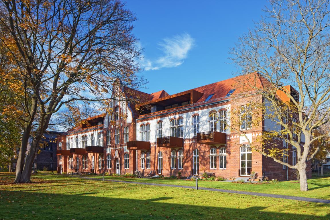 Historisches Krankenhaus in Park