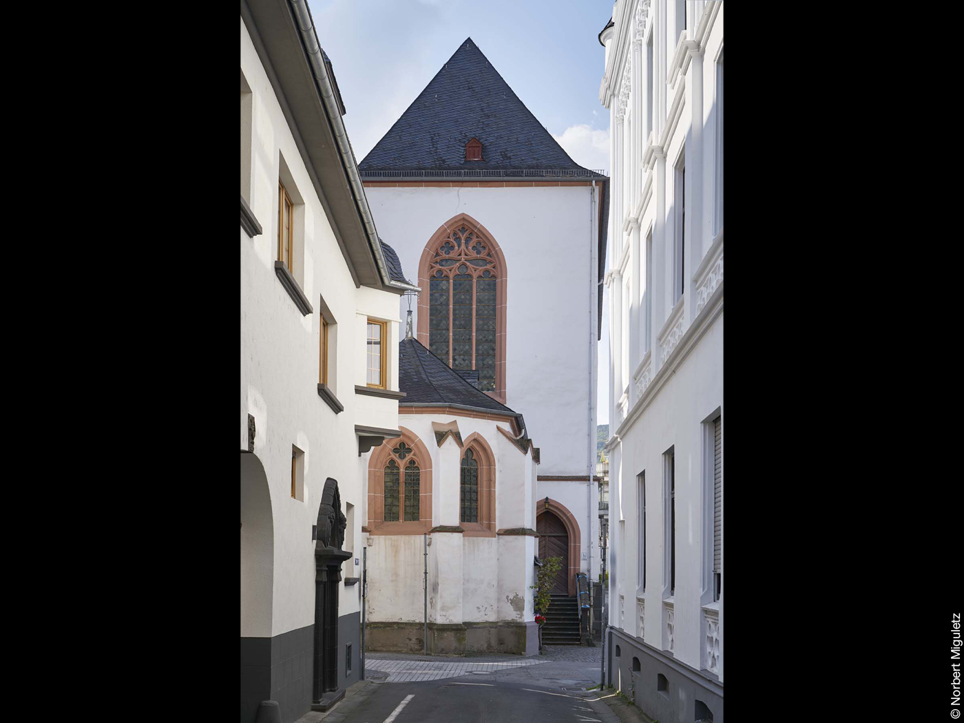 Blick aus Gasse auf Karmeliterkirche in Boppard