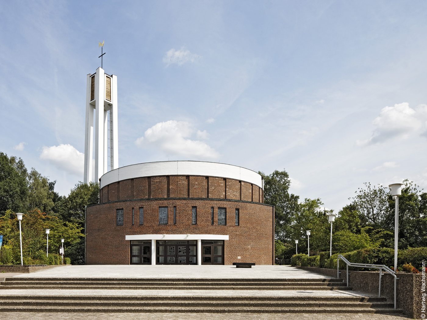 Runde Kirche mit Backsteinfassade und Kirchturm