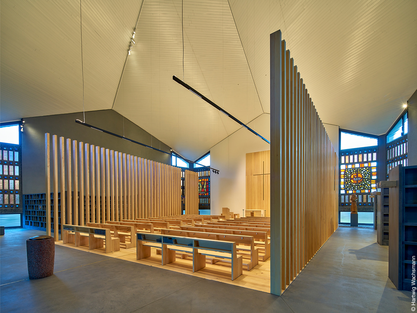 Moderner Innenraum einer Kirche mit Holzstäben