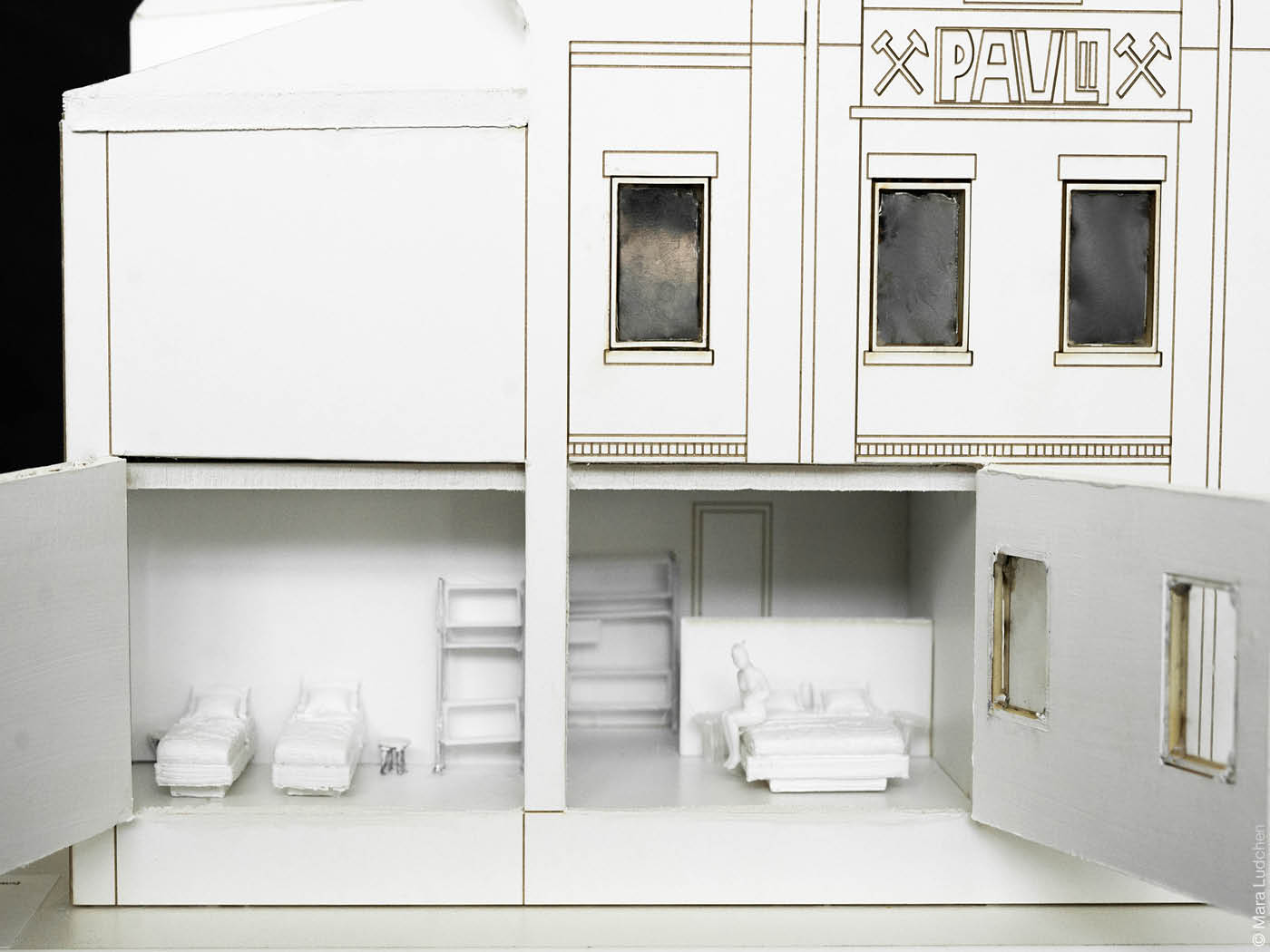Aufgeschnittenes Papiermodell mit Blick in Zimmer