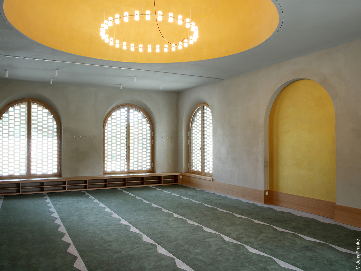 Innenraum vom muslimischen Wasch- und Gebetshaus mit teppichboden und Rundbogenfenstern