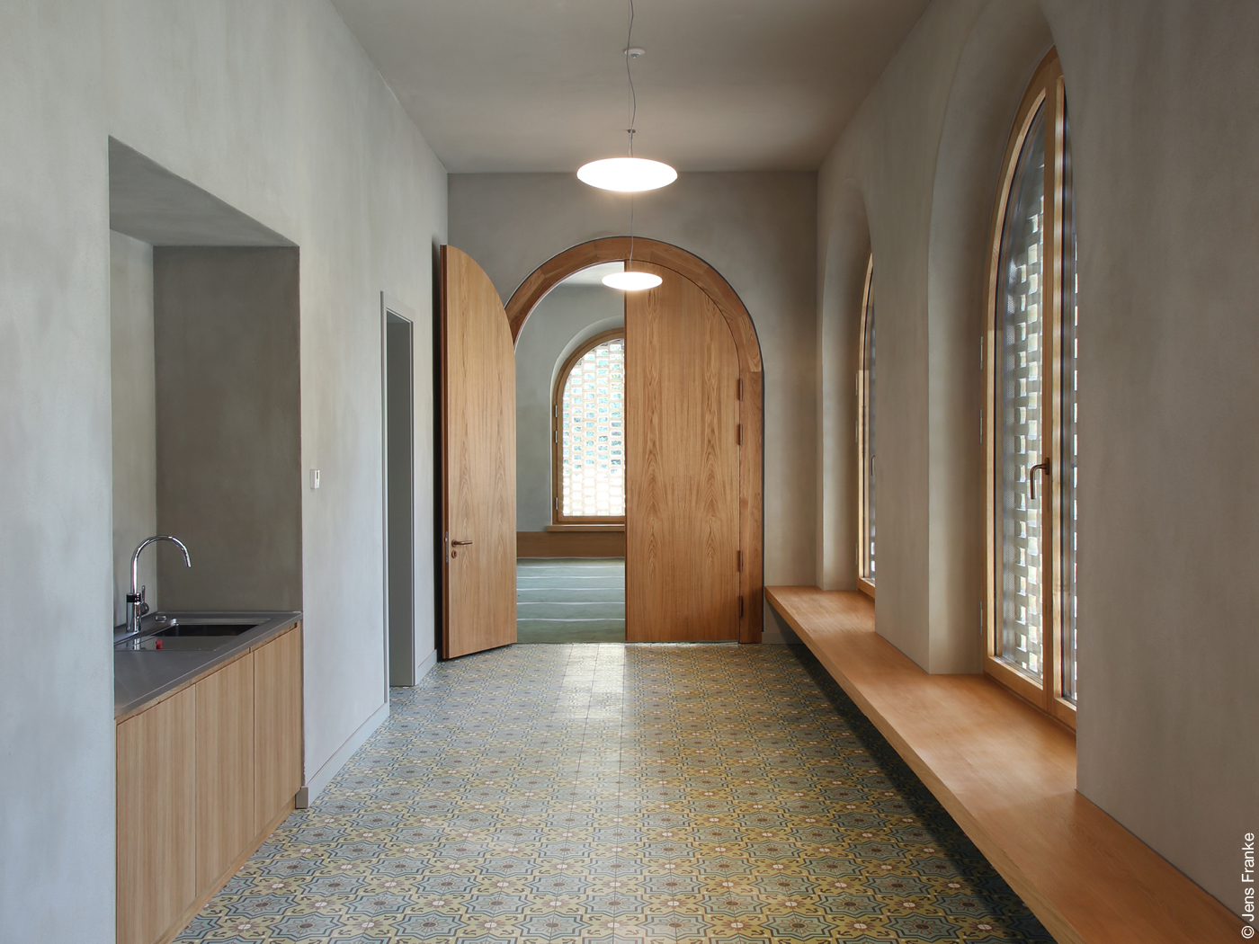 Innenraum vom muslimischen Wasch- und Gebetshaus mit Rundbogentür