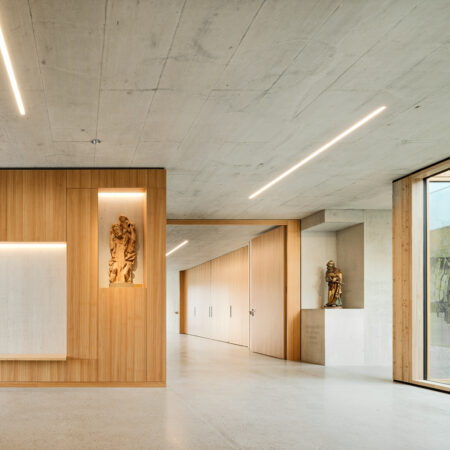 Flur mit sakralen Figuren aus Holz in Kirche St. Peter in Stuttgart