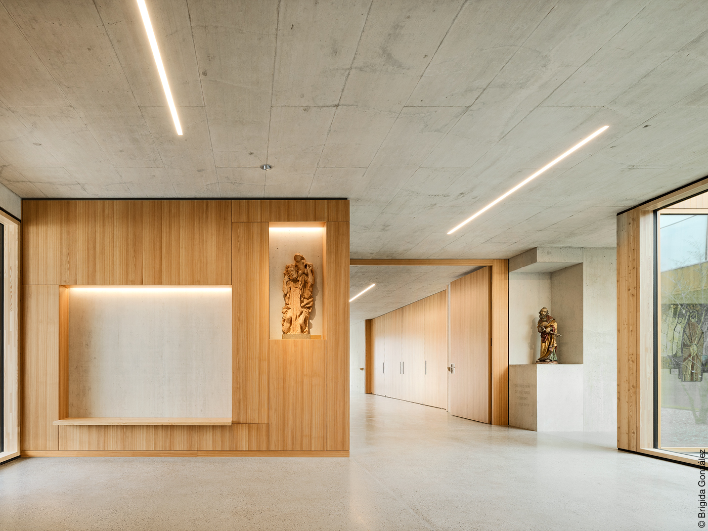 Flur mit sakralen Figuren aus Holz in Kirche St. Peter in Stuttgart