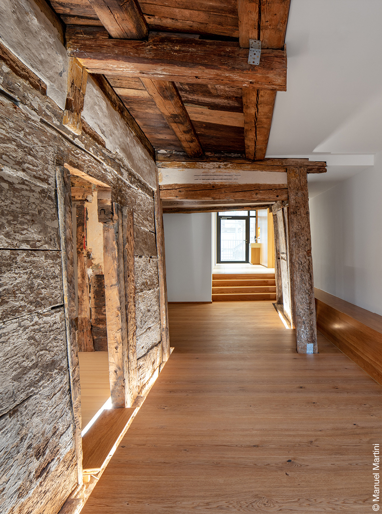 Restaurierter Altbau mit offener Holzwand und Holzbalkendecke