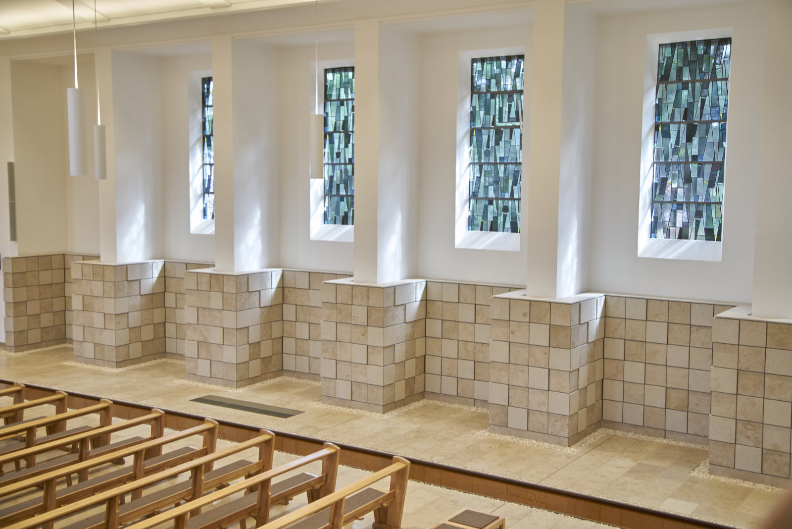 Urnenwand in Kirche