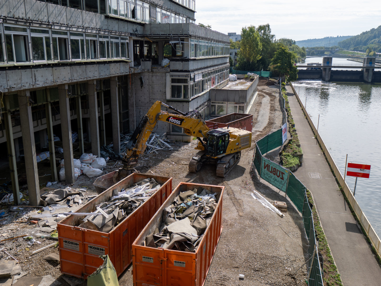 Abriss Landratsamt Esslingen mit bagger am Neckarufer