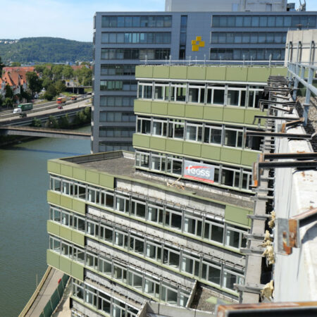 Am Landratsamt Esslingen wird die Fassade demontiert