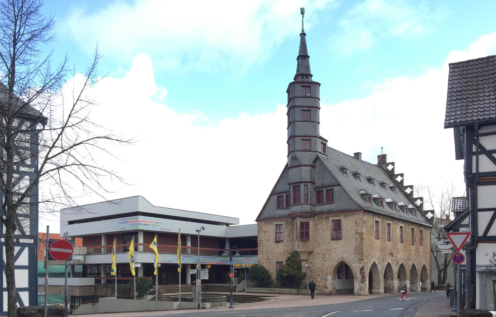 Rathaus Korbach mit Anbau aus Beton
