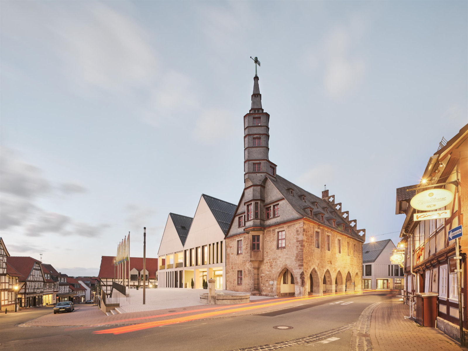 Rathaus Korbach mit neuem Anbau mit spitzen Giebeln