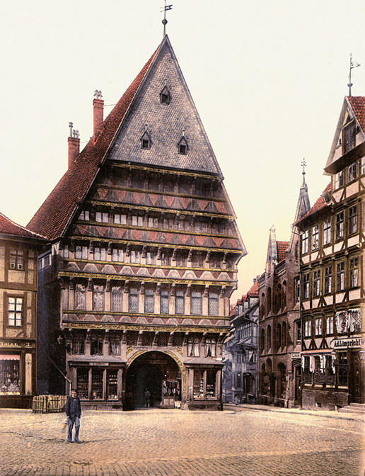 Historisches Foto eines mehrstöckigen Holzhauses mit Giebel