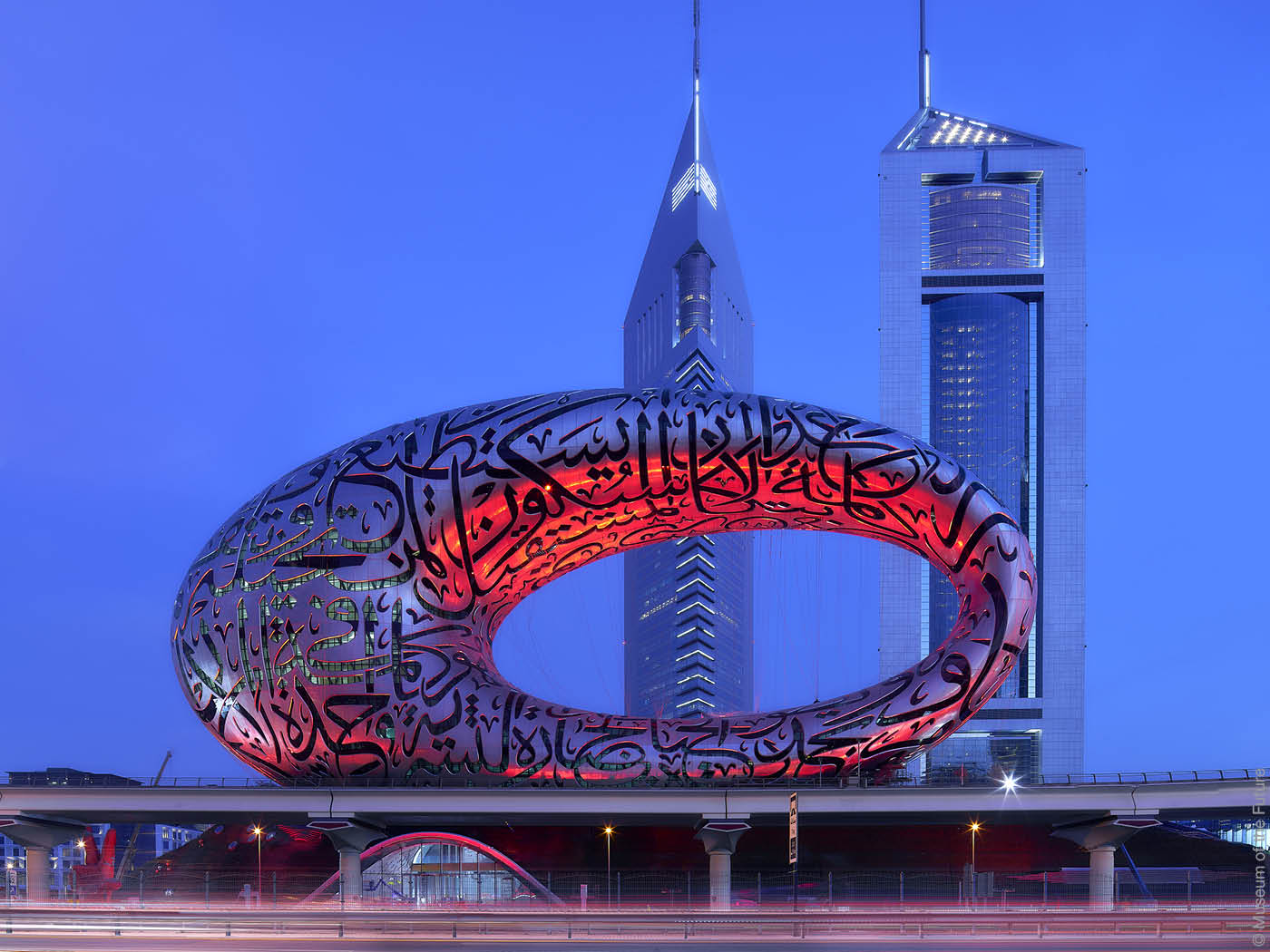 Museum of the Future Dubai bei Dämmerung rot beleuchtet