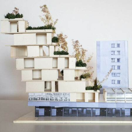 Architekturmodell eines Terrassenhauses aus Pappe