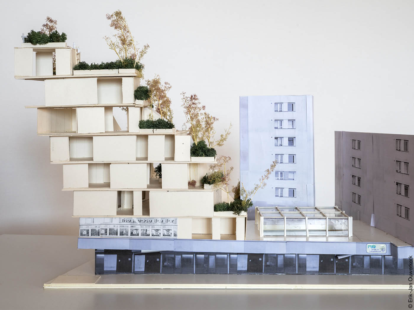 Modell eines Terrassenförmigen Hochhauses aus Pappe
