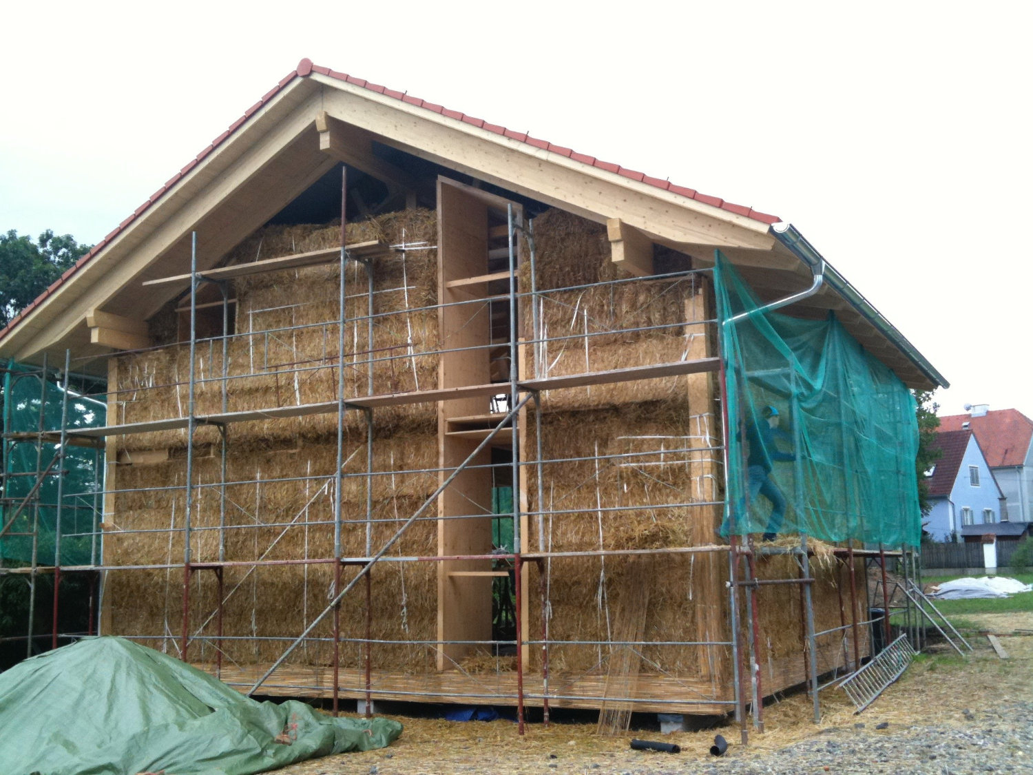 Haus aus Strohballen mit Satteldach