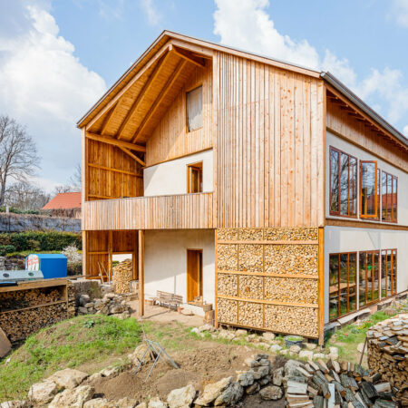 Haus aus Strohballen mit Holzfassade