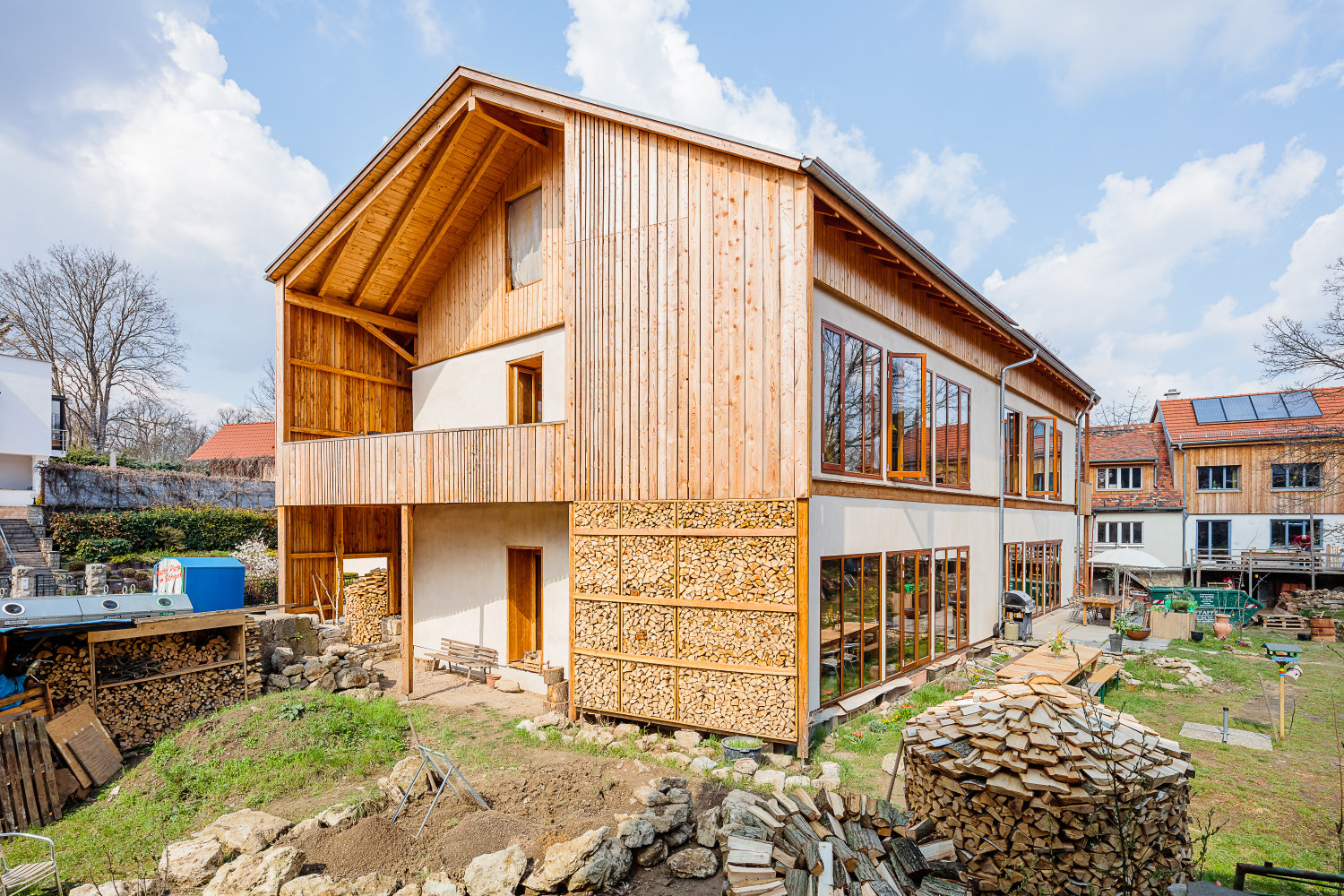 Haus aus Strohballen mit Holzfassade
