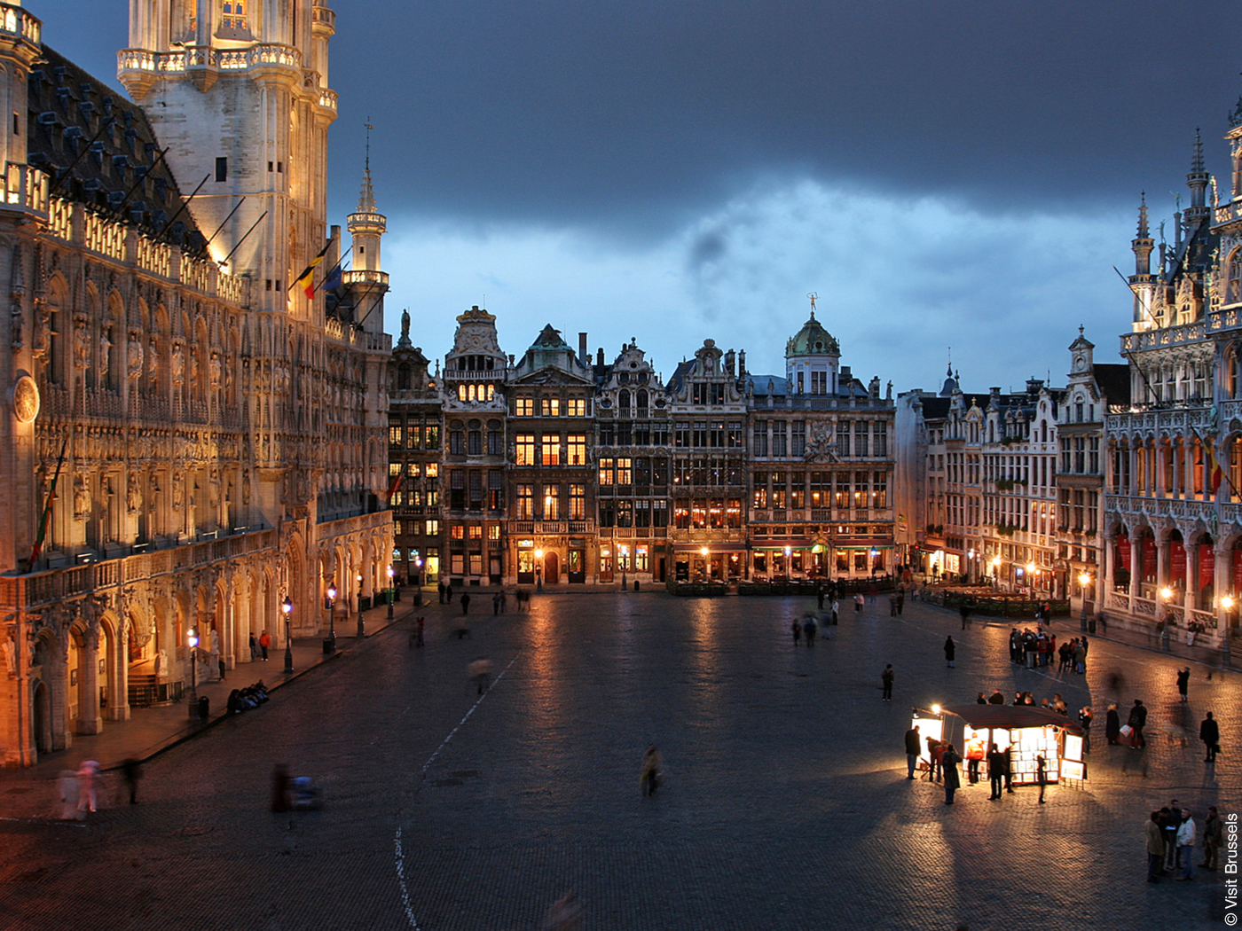 Beleuchteter Grote Marktplatz in Brüssel bei Dunkelheit