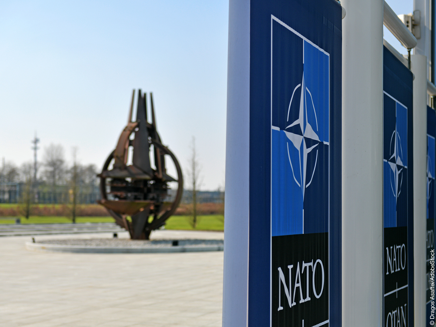 Skulptur vor NATO-Hauptquartier