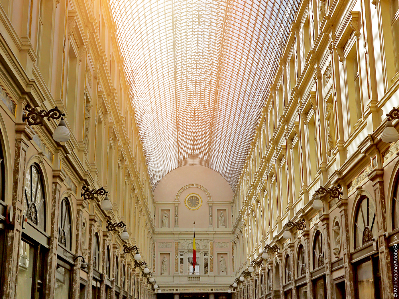 Die Brüsseler Ladenpassage Galerie de la reine mit Glasdach