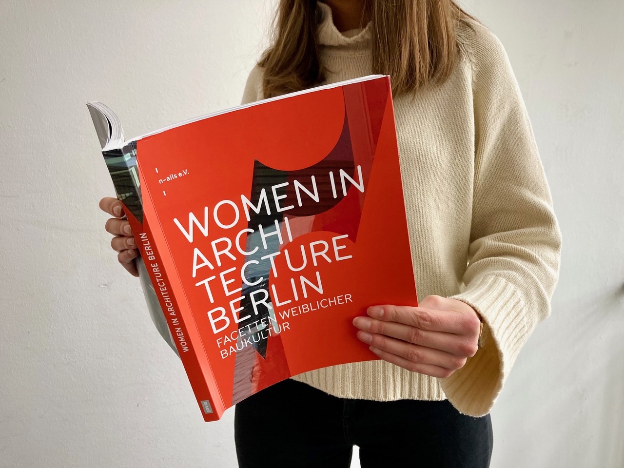 Eine Frau liest das Buch "Women in Architecture Berlin"