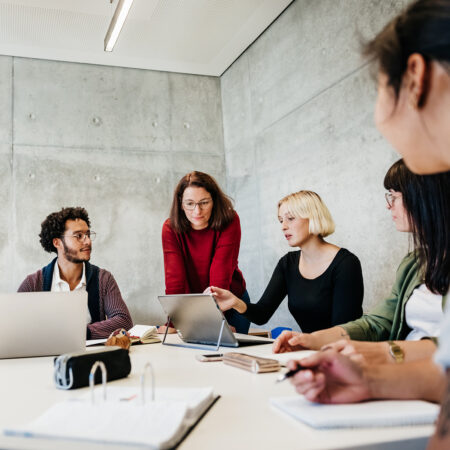 Studierende arbeiten an Laptops