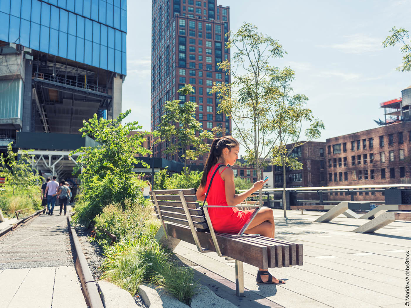 Highline New York mit Bank und Begrünung mit Hochhaus im Hintergrund