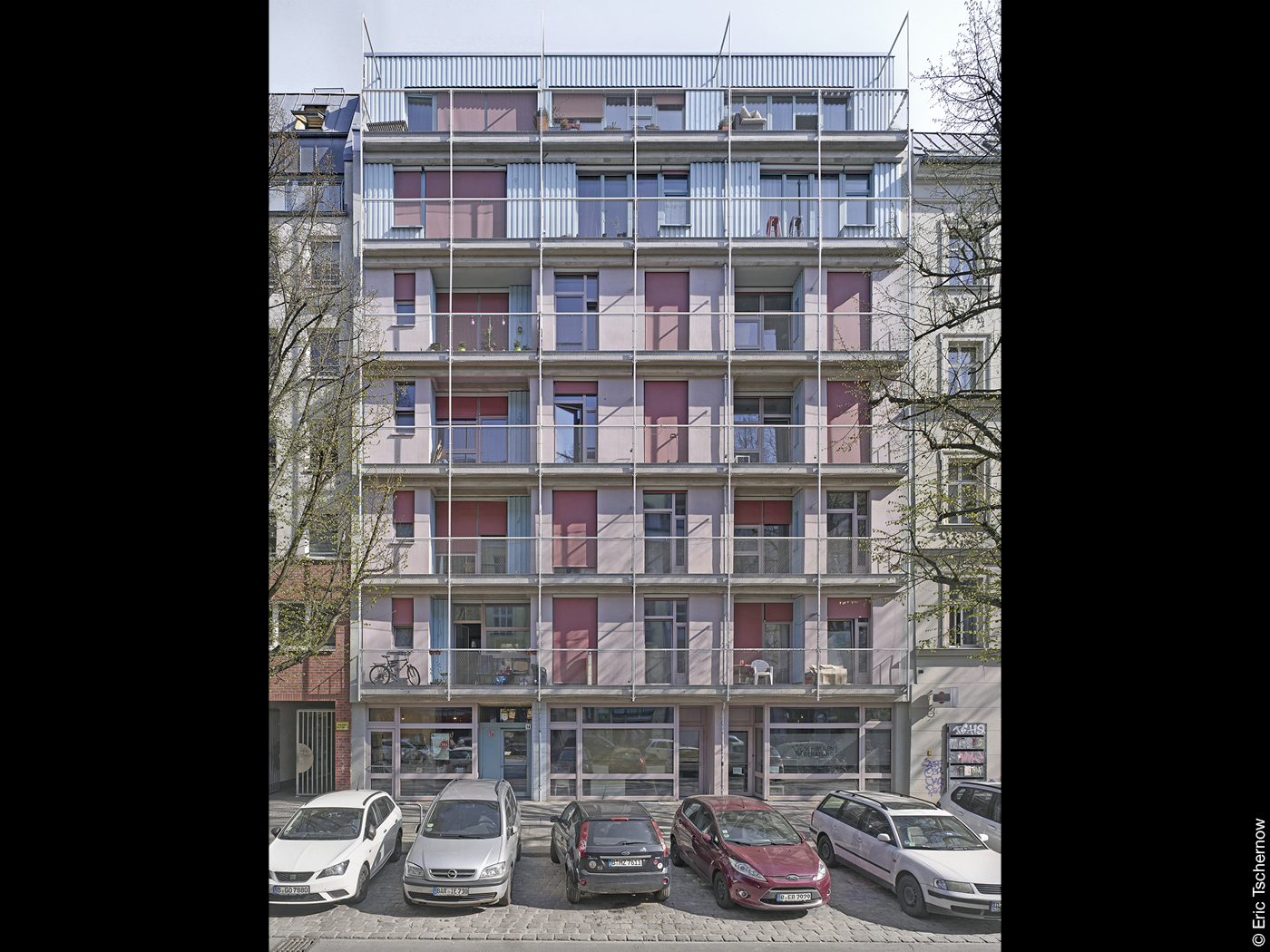 Wohnprojekt Lovo in Berlin mit Balkonen und rosa Fassade