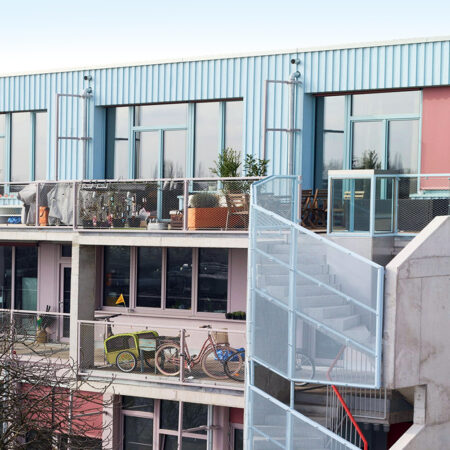 Blick auf die Balkone des Haus Lovo in Berlin